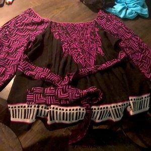 Cute little shirt to go with pants or a skirt.